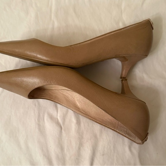 Michael Kors Tan Kitten Heel Pumps, GUC, Size 5. - Picture 4 of 14